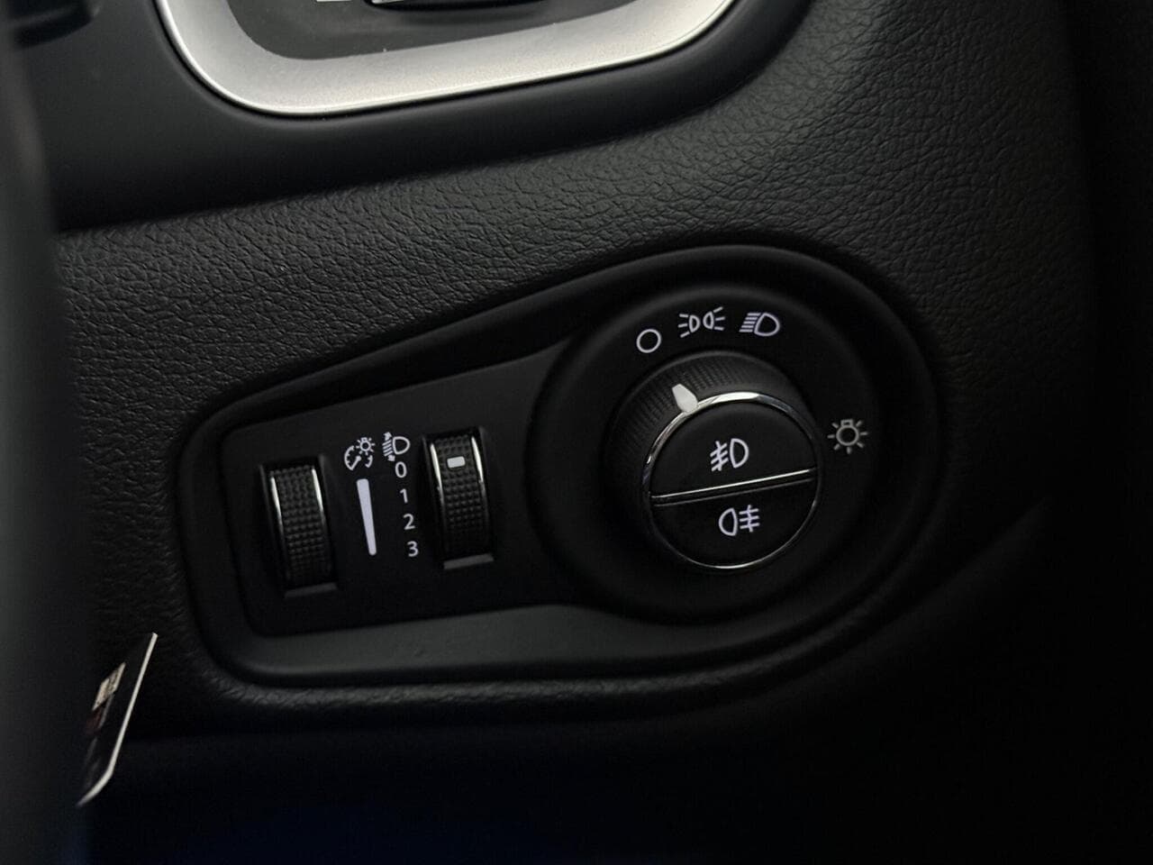 Jeep Renegade thumbnail Misc Controls