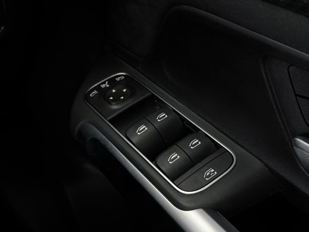 Mercedes-Benz GLB thumbnail Misc Controls