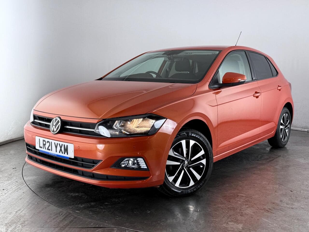 Volkswagen Polo thumbnail Front Left