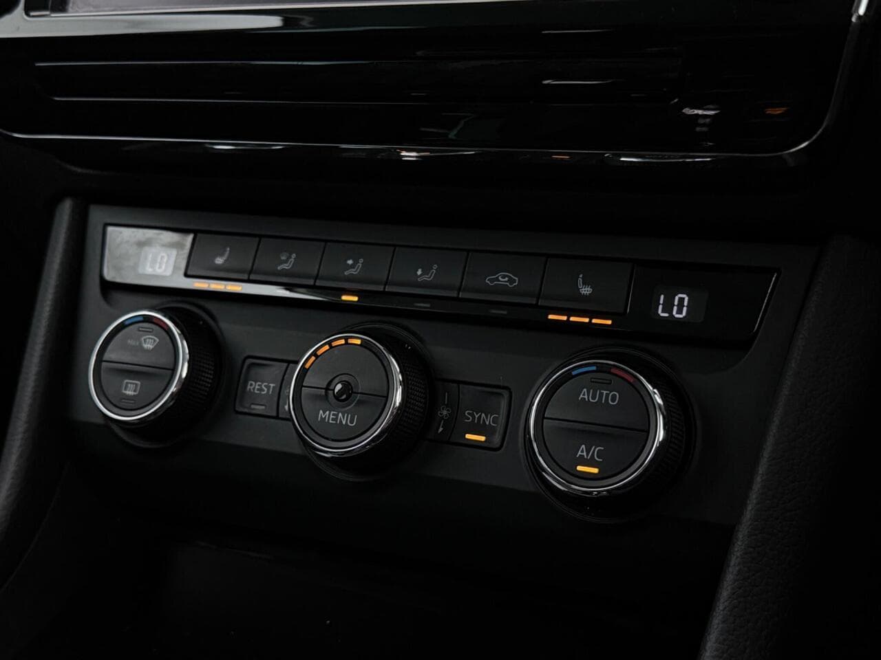 Skoda Superb thumbnail Interior Front