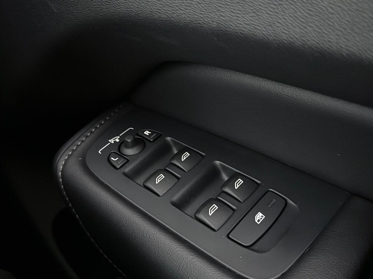 Volvo XC60 thumbnail Misc Controls