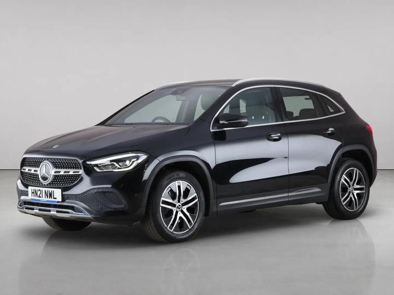 Mercedes-Benz GLA thumbnail Front Left