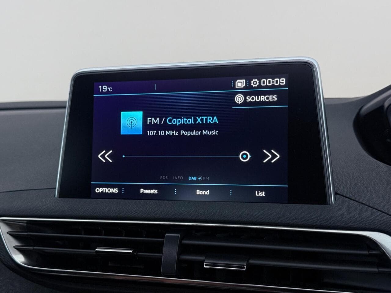 Peugeot 5008 thumbnail Infotainment System