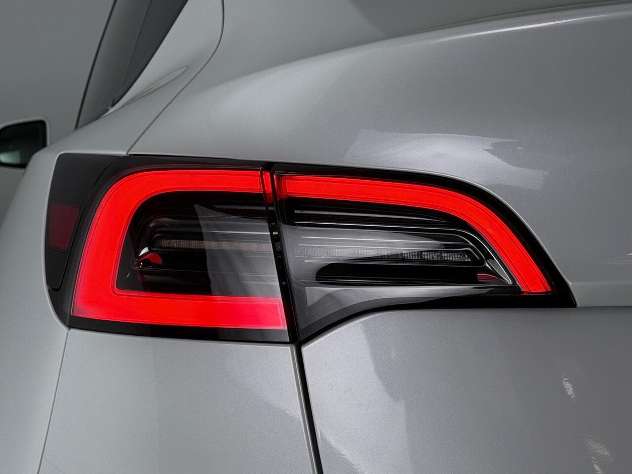Tesla Model Y thumbnail Lights Rear