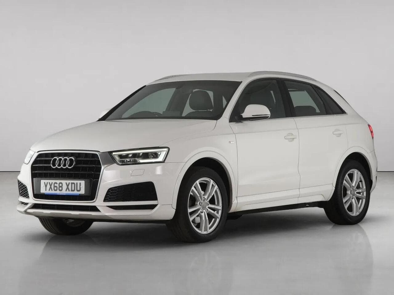 Audi Q3 thumbnail Front Left
