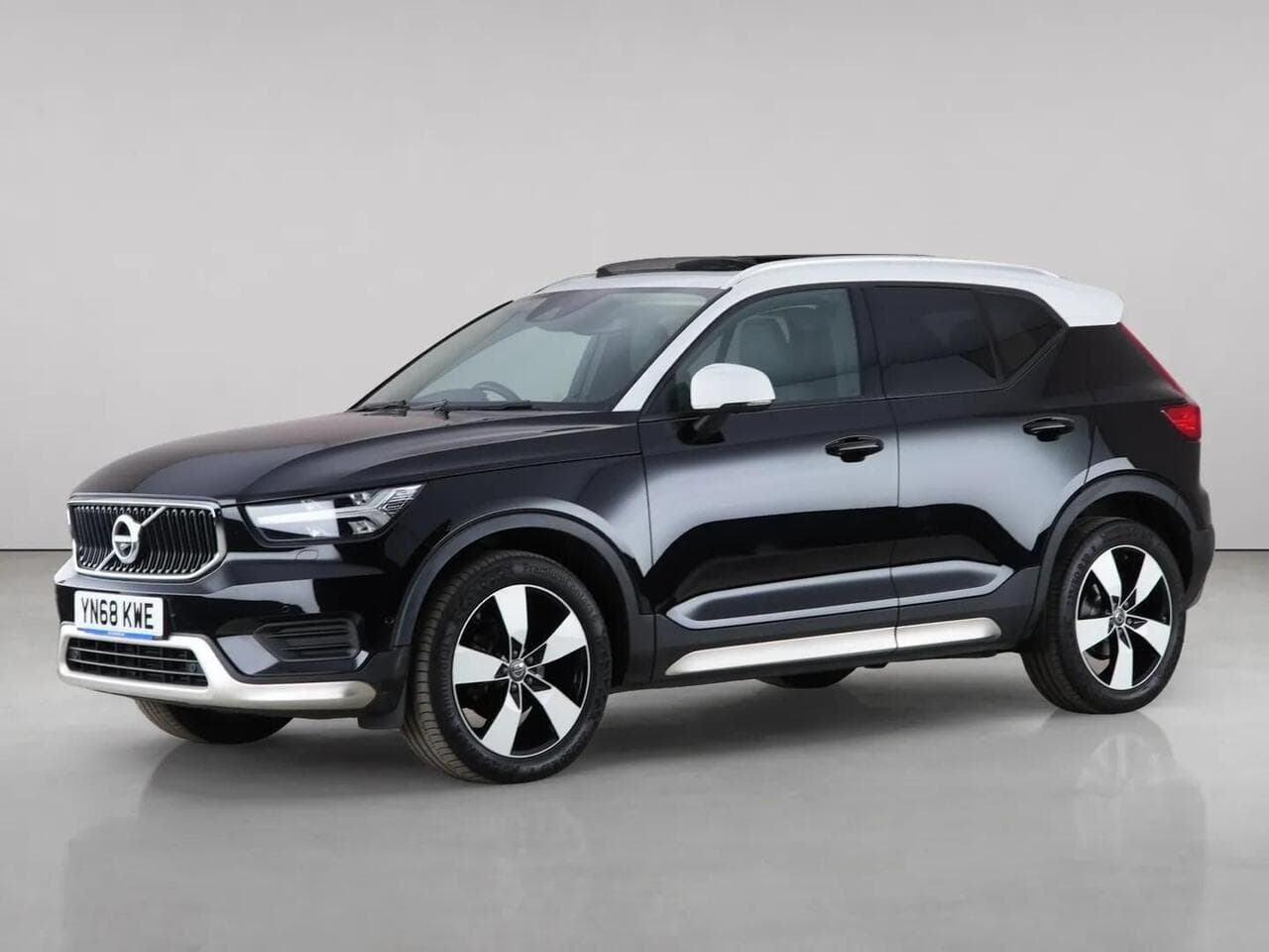 Volvo XC40 thumbnail Front Left