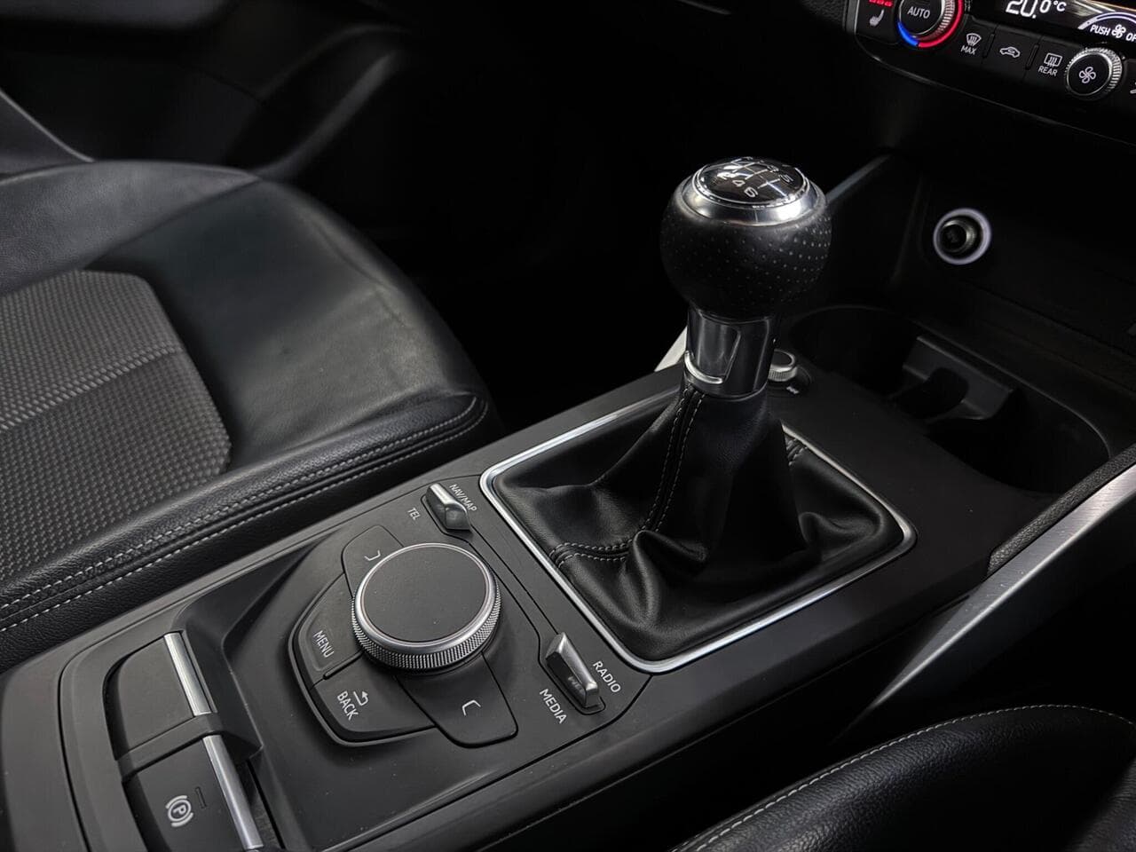 Audi Q2 thumbnail Interior Front