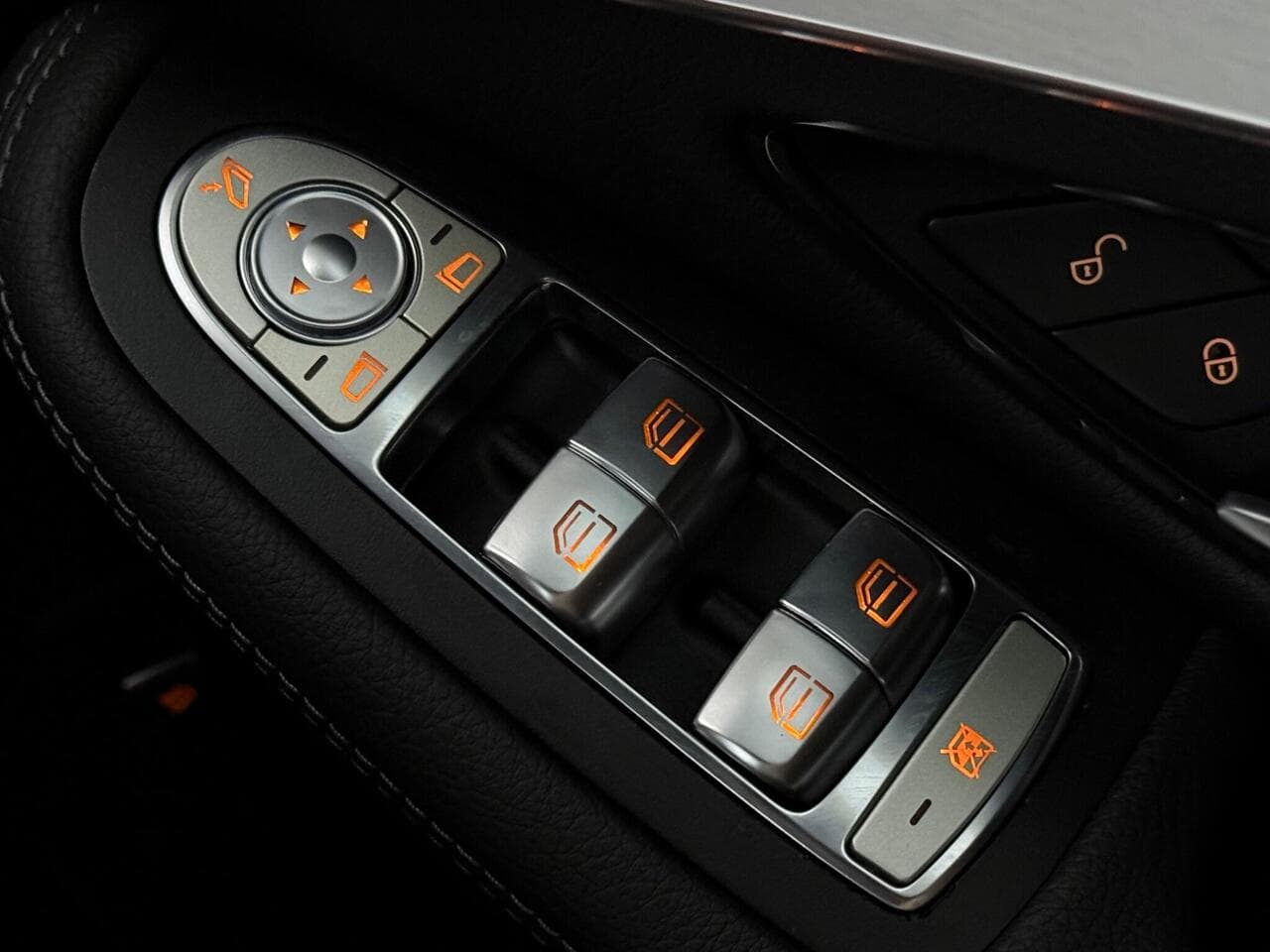 Mercedes-Benz GLC thumbnail Interior Front