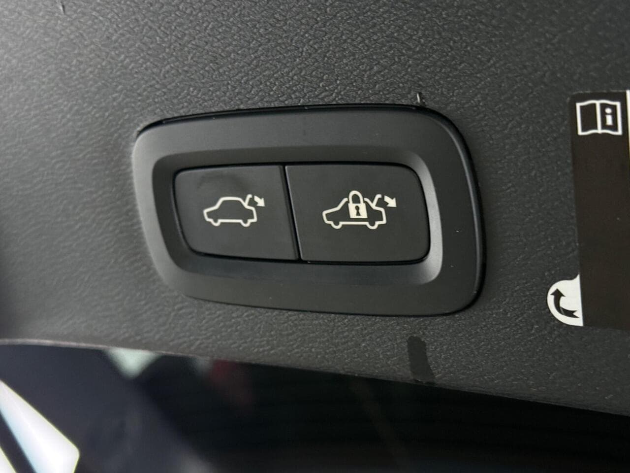 Volvo XC40 thumbnail Misc Controls