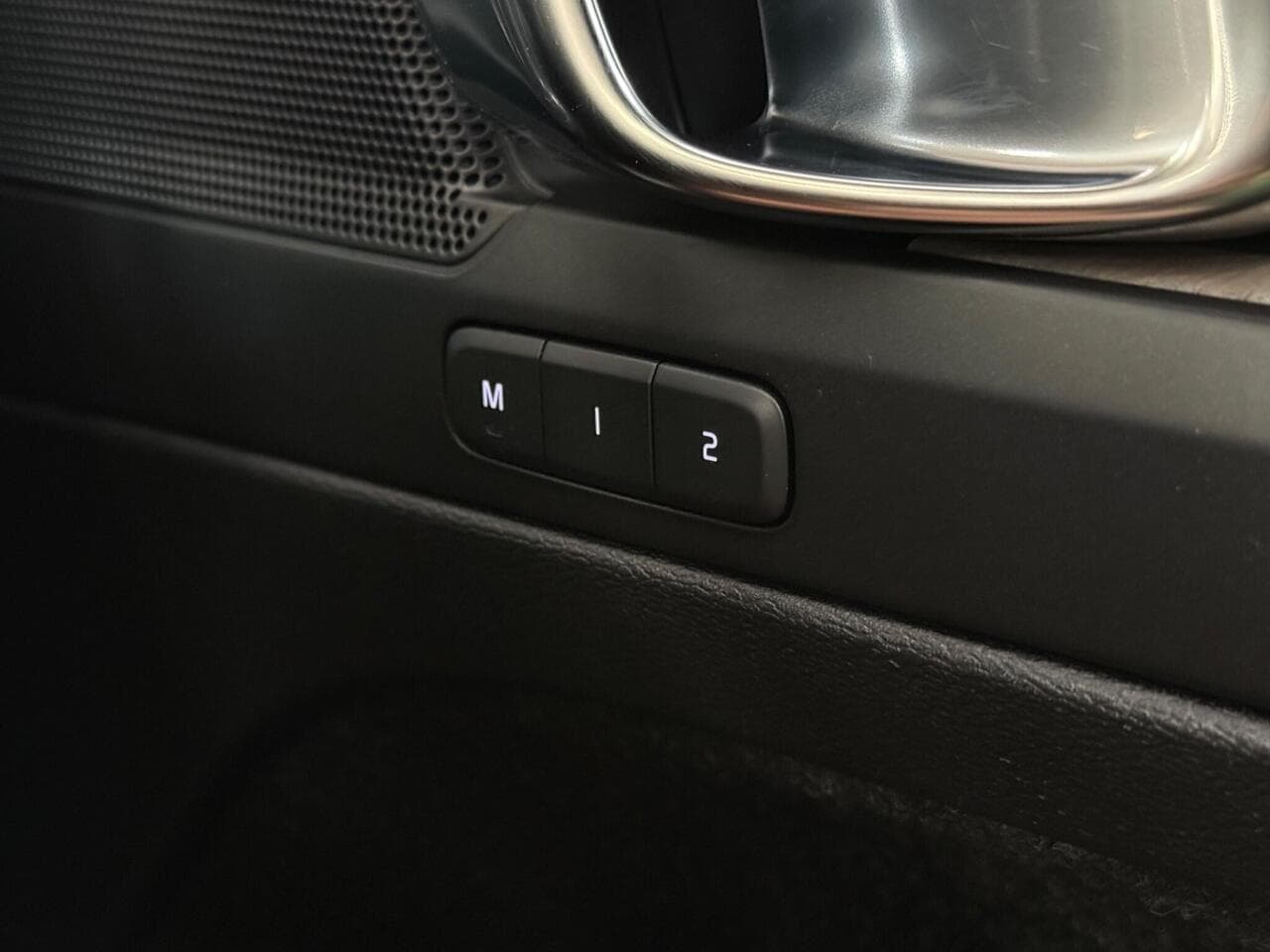 Volvo XC40 thumbnail Misc Controls