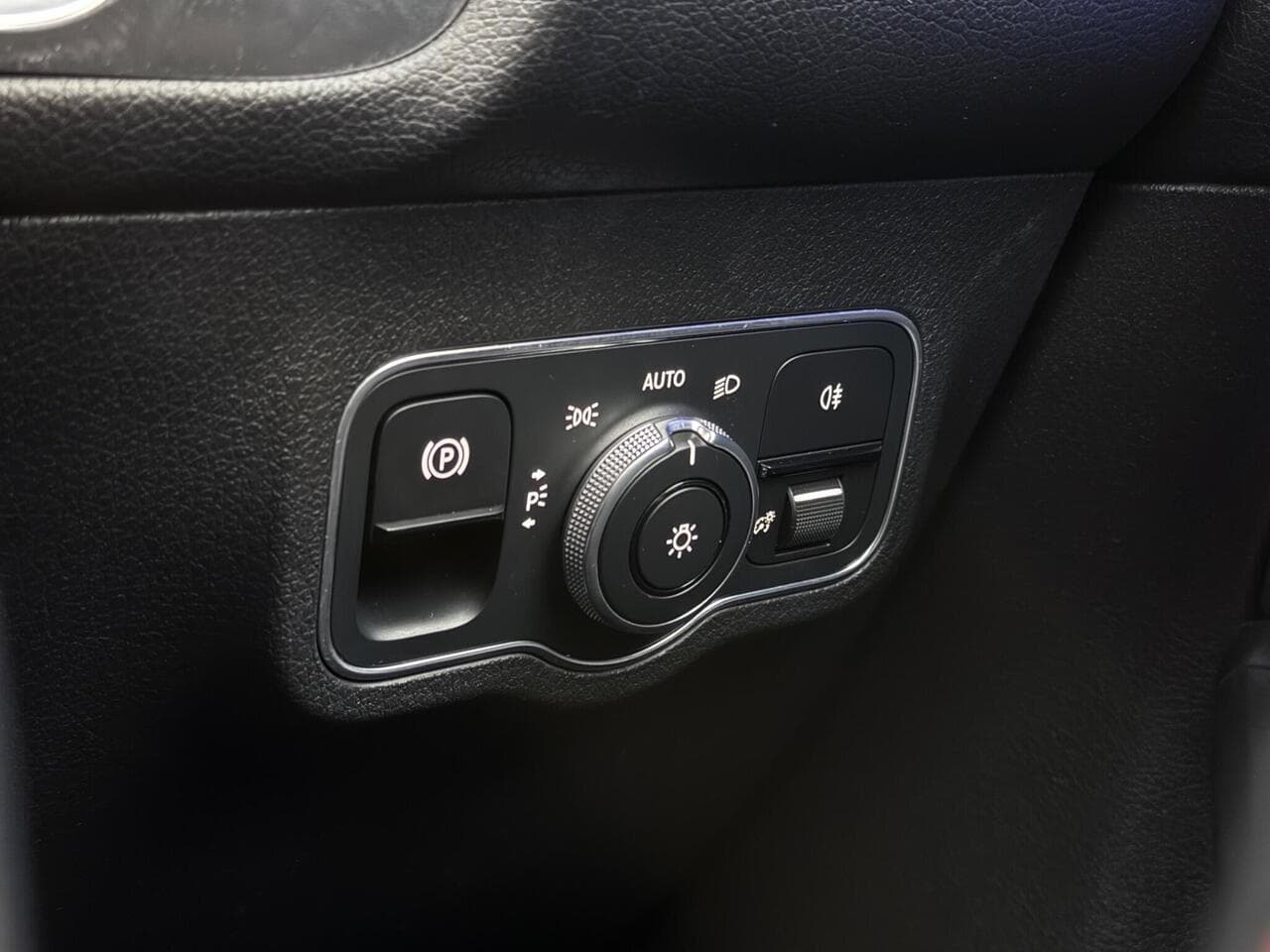 Mercedes-Benz GLB thumbnail Misc Controls