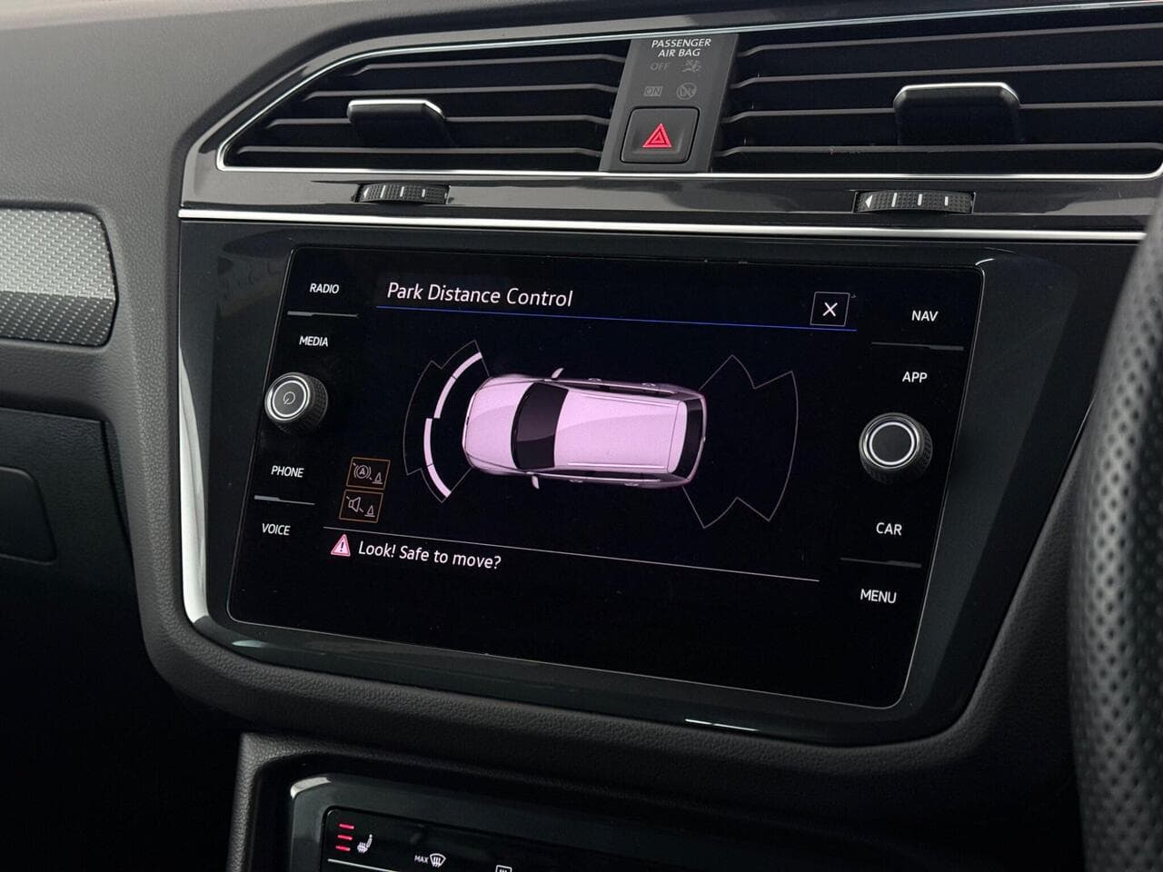 Volkswagen Tiguan thumbnail Infotainment System
