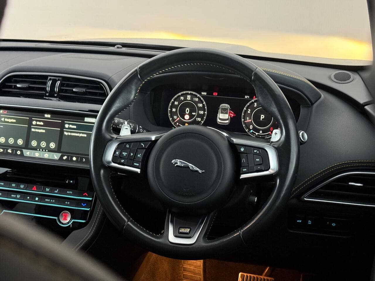 Jaguar F-PACE thumbnail Steering Wheel