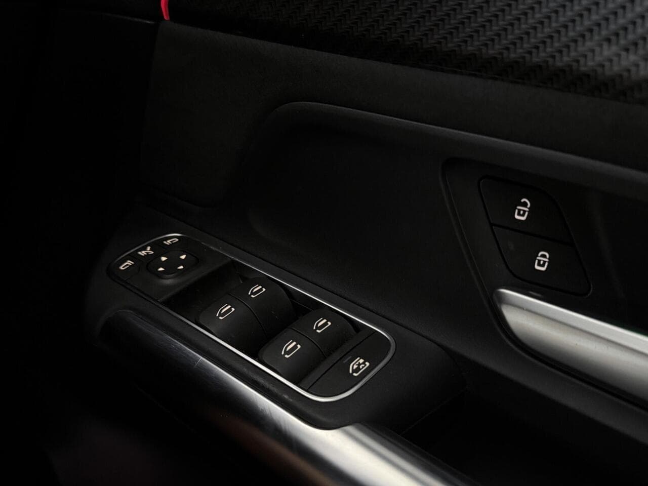 Mercedes-Benz GLA thumbnail Misc Controls