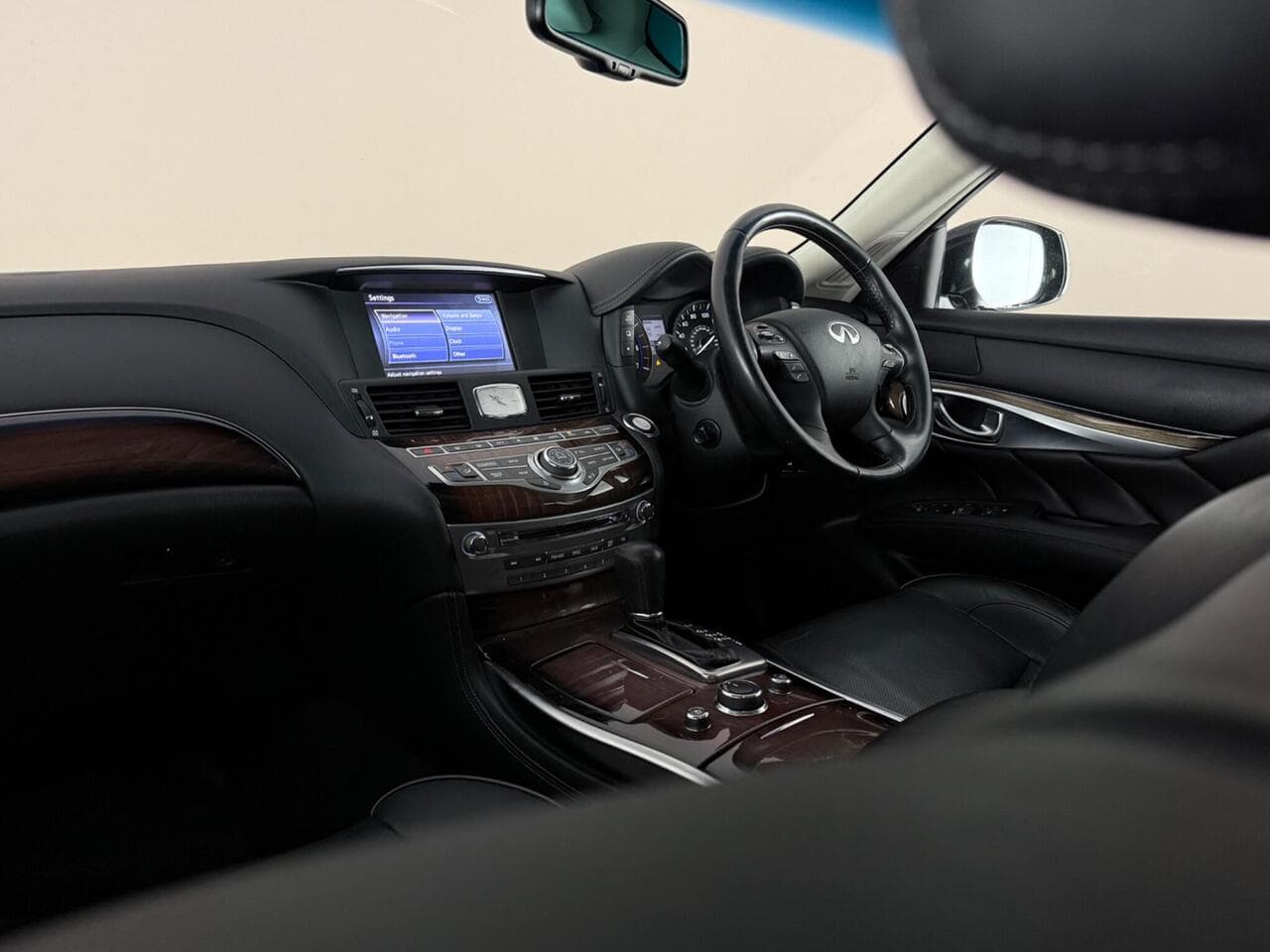 Infiniti Q70 thumbnail Interior Front