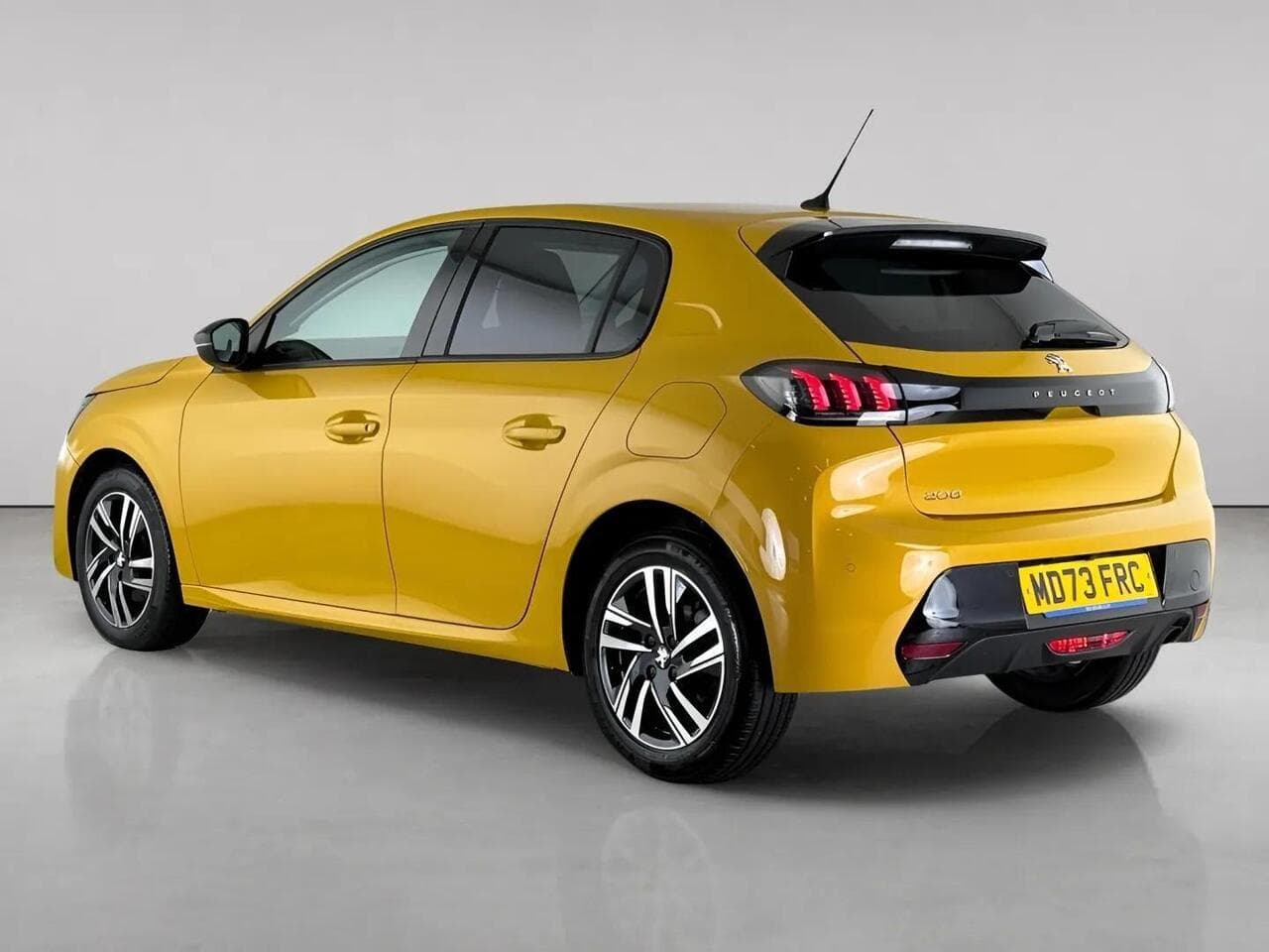 Peugeot 208 thumbnail Rear Left