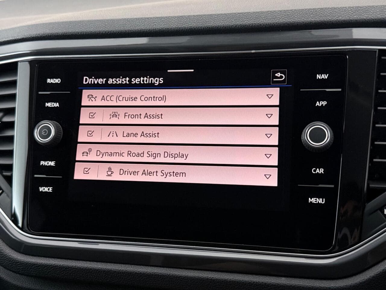 Volkswagen T-Roc thumbnail Infotainment System