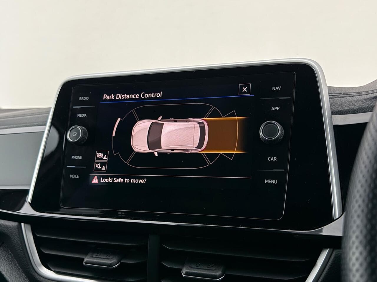Volkswagen T-Roc thumbnail Infotainment System