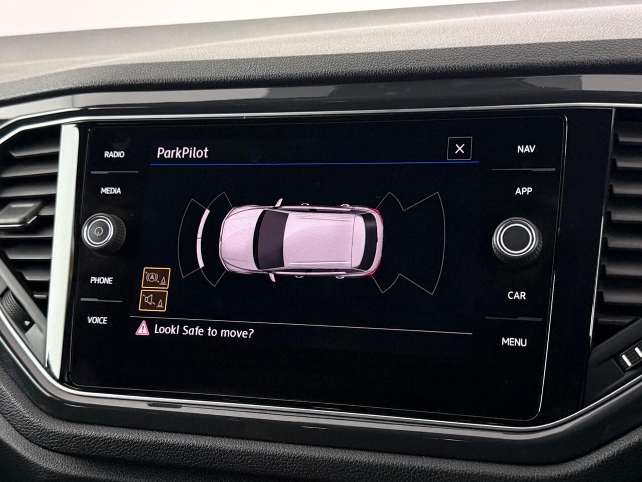 Volkswagen T-Roc thumbnail Infotainment System