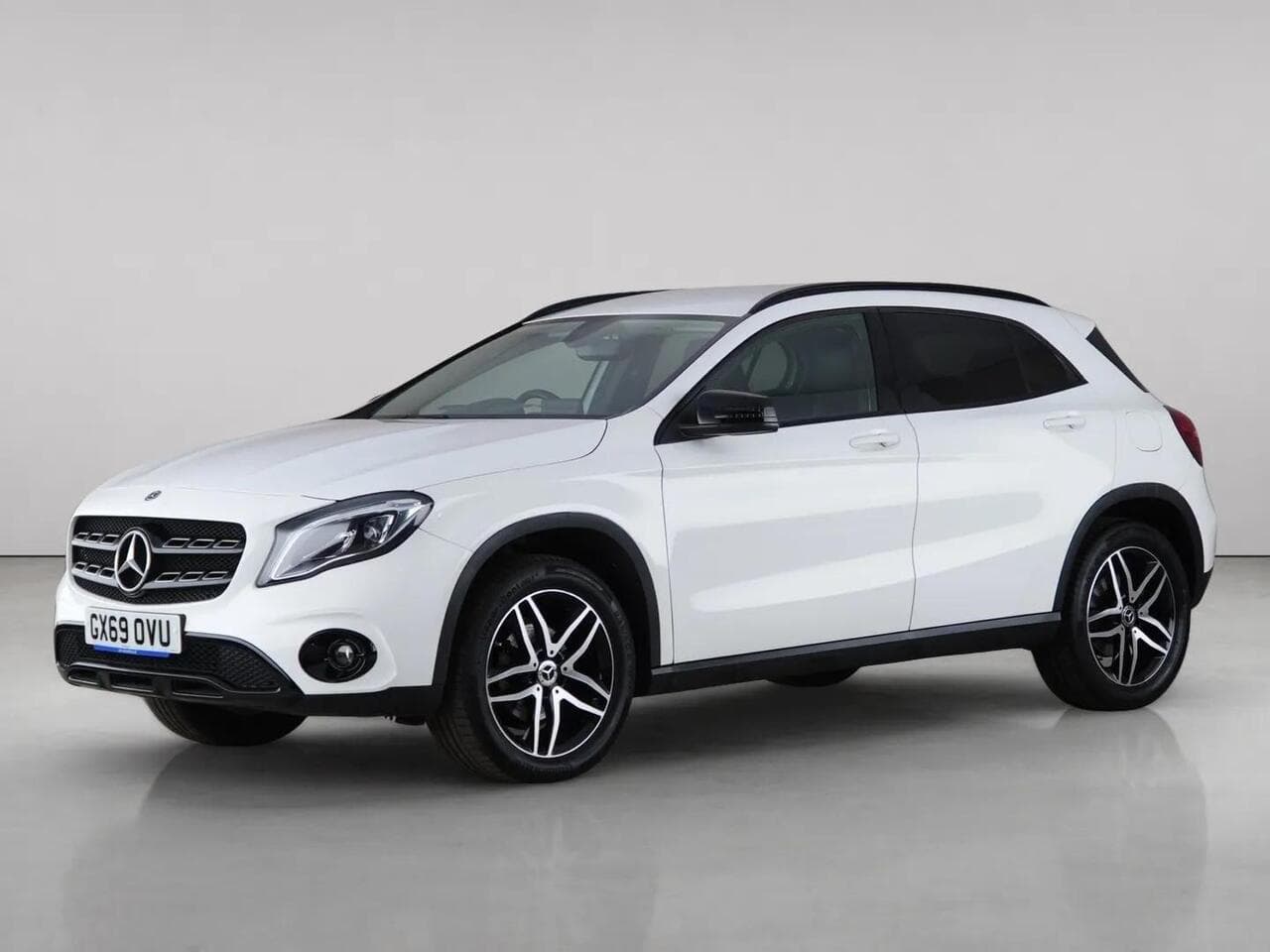 Mercedes-Benz GLA thumbnail Front Left