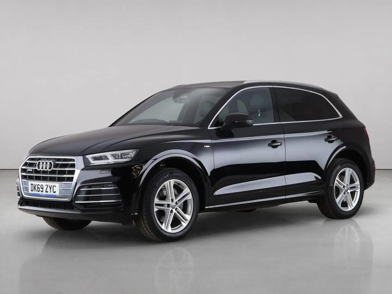 Audi Q5 thumbnail Front Left