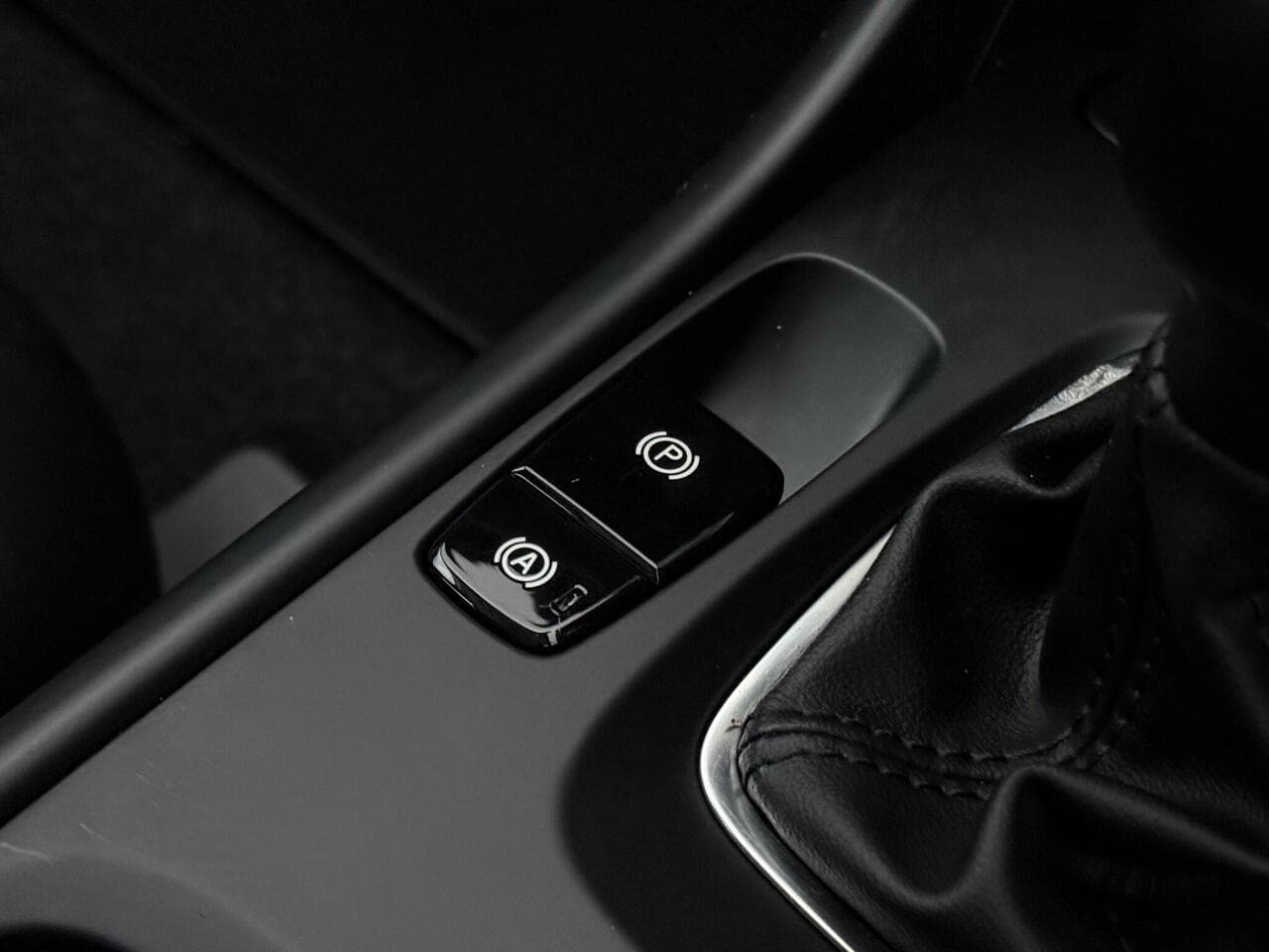 Volvo XC40 thumbnail Misc Controls