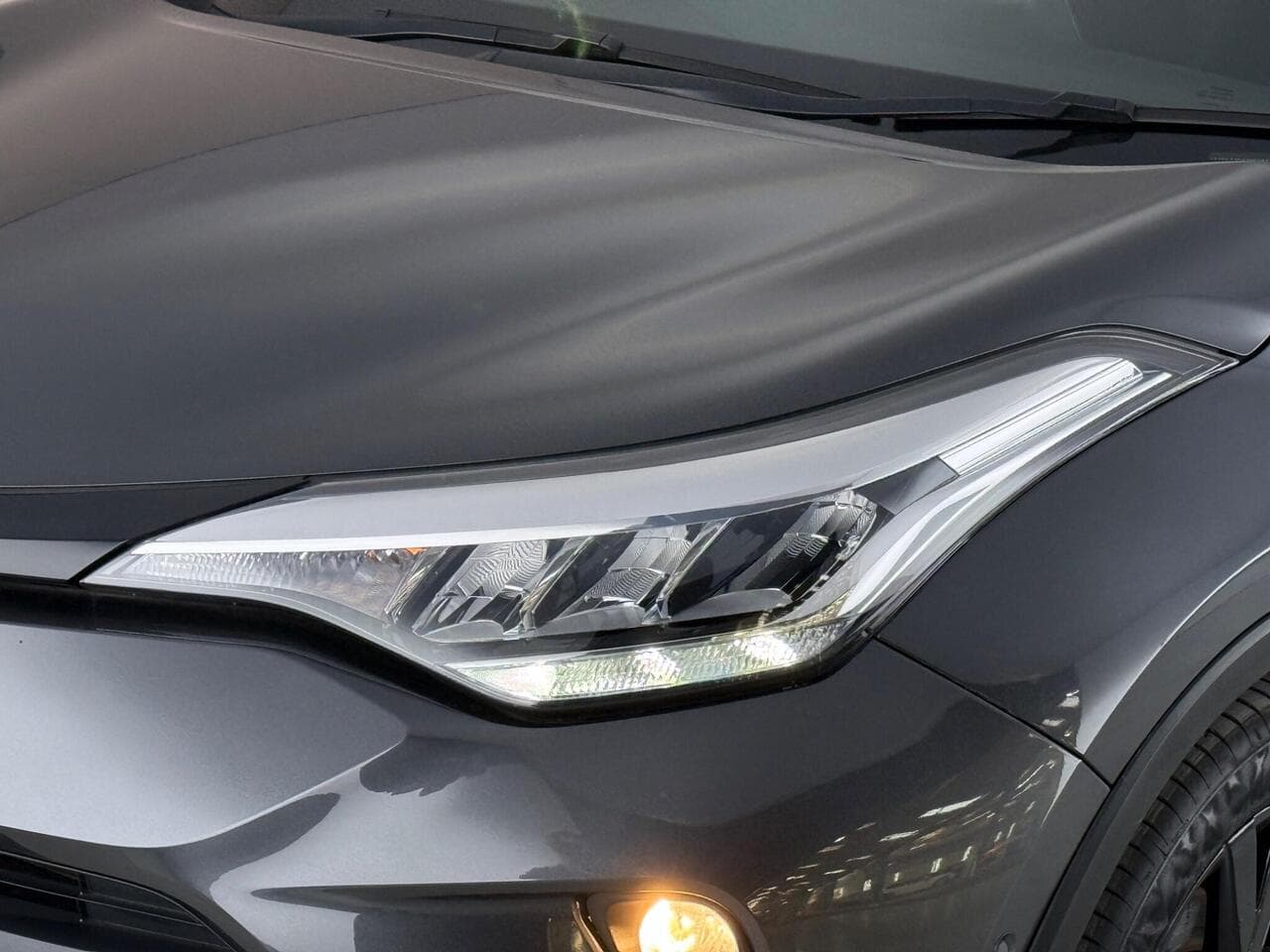 Toyota C-HR thumbnail Lights Front