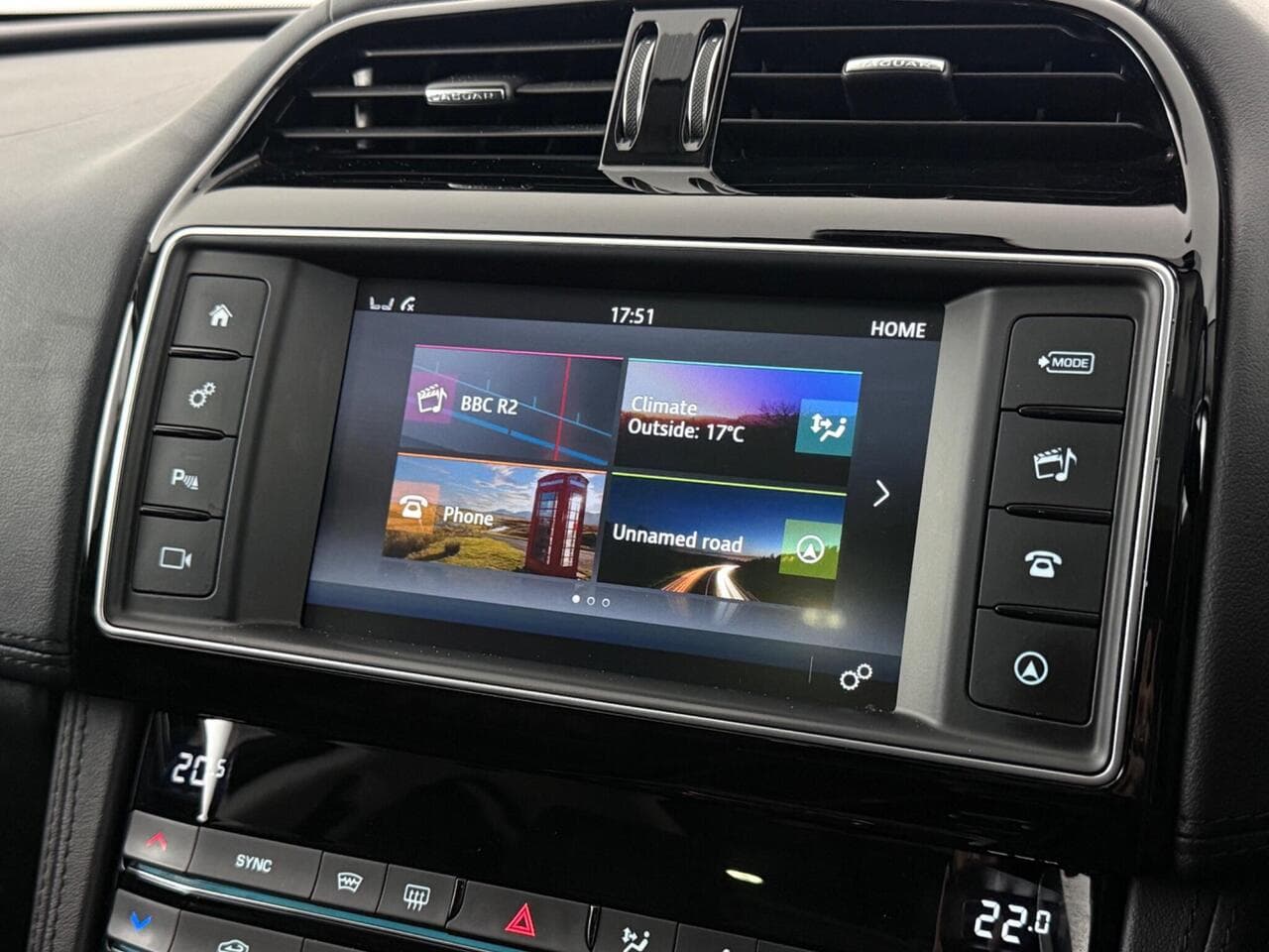 Jaguar F-PACE thumbnail Infotainment System