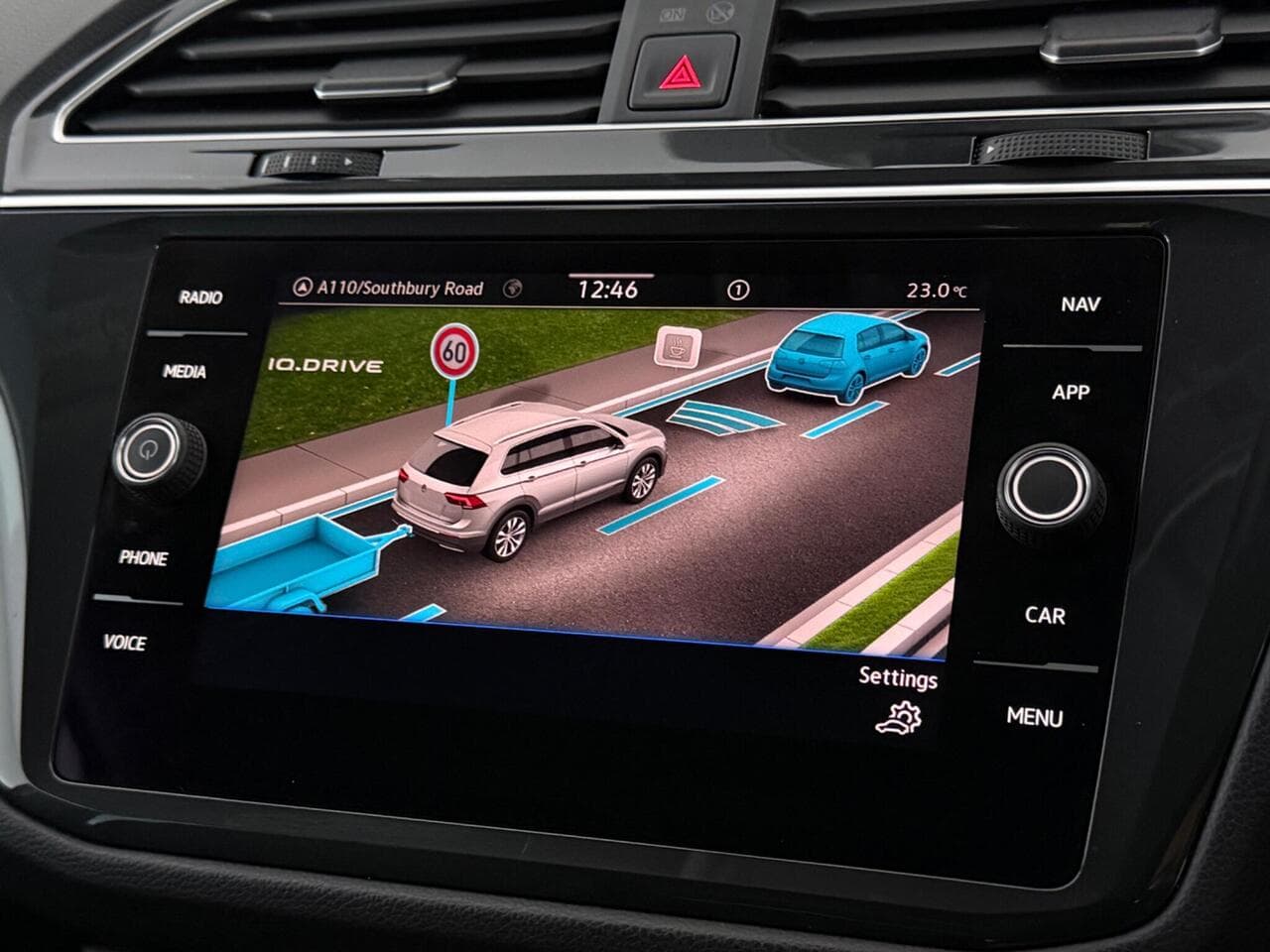 Volkswagen Tiguan thumbnail Infotainment System