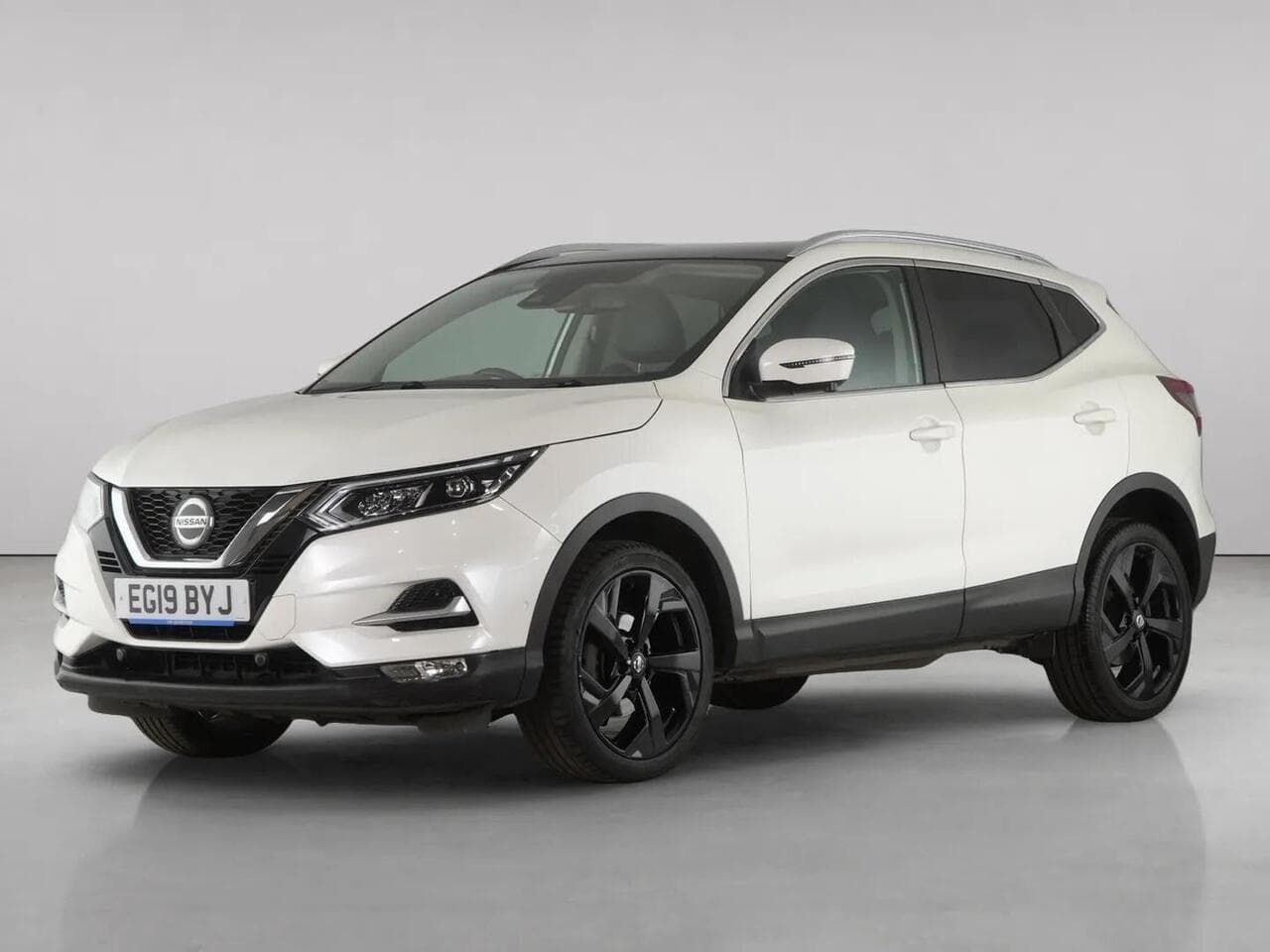 Nissan Qashqai thumbnail Front Left