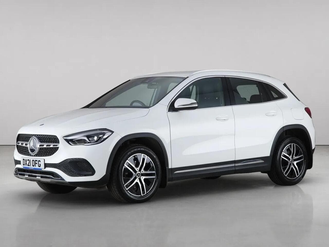 Mercedes-Benz GLA thumbnail Front Left
