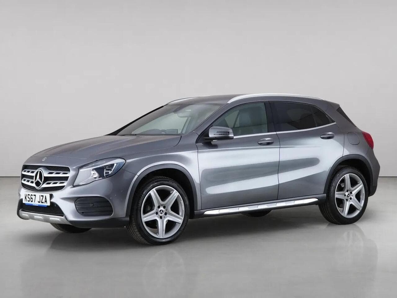 Mercedes-Benz GLA thumbnail Front Left