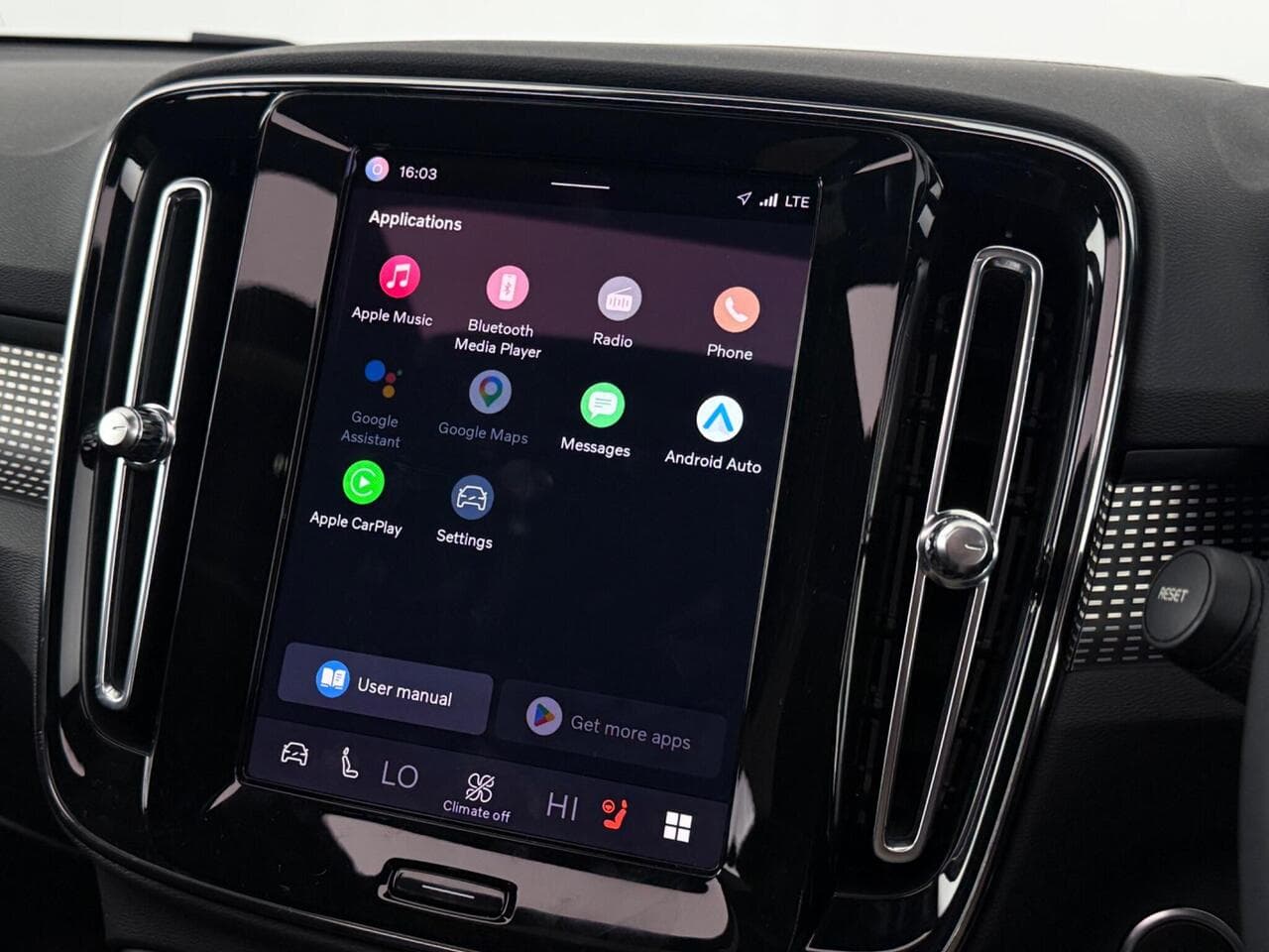 Volvo XC40 thumbnail Infotainment System