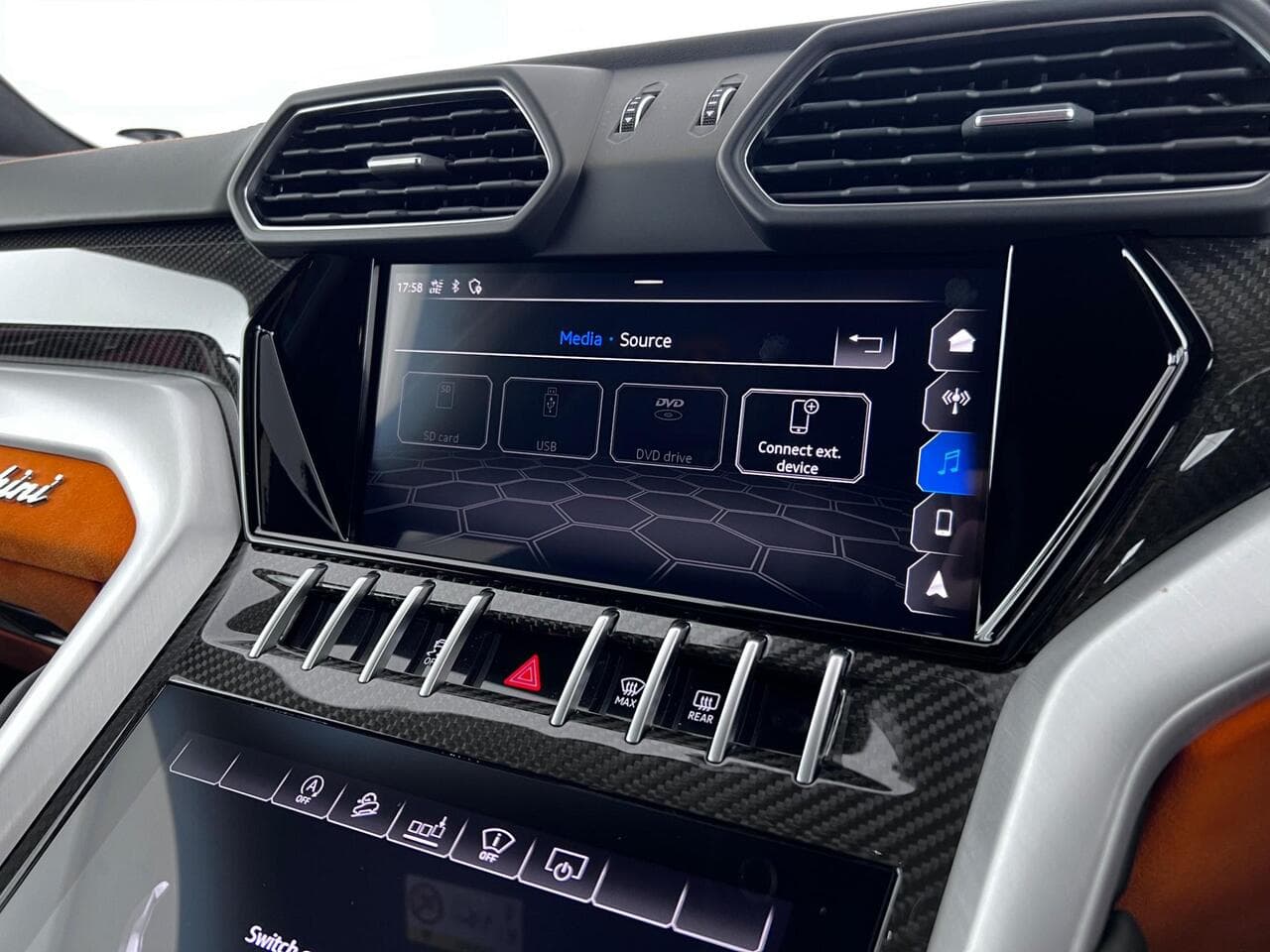 Lamborghini Urus thumbnail Infotainment System