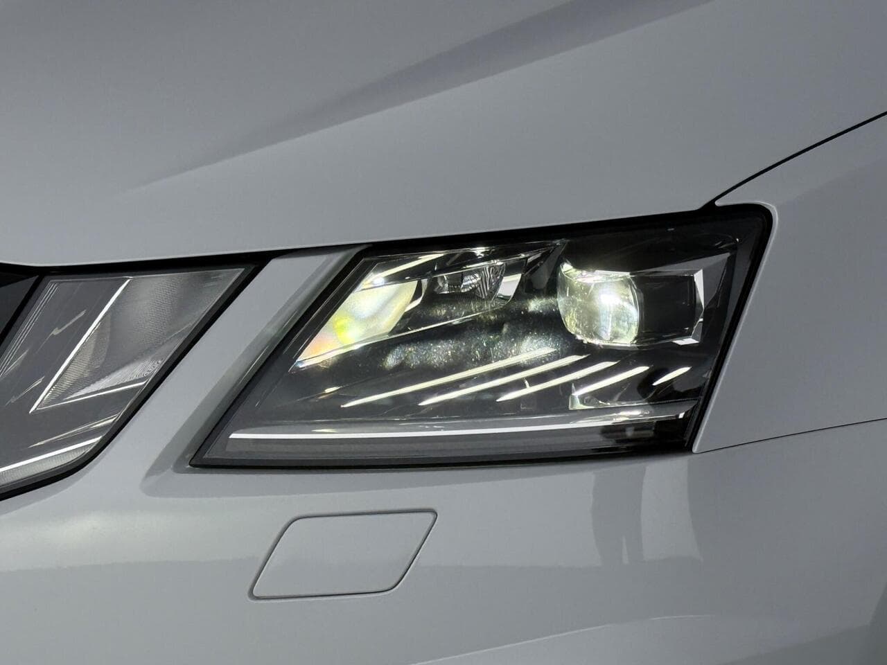 Skoda Octavia thumbnail Lights Front