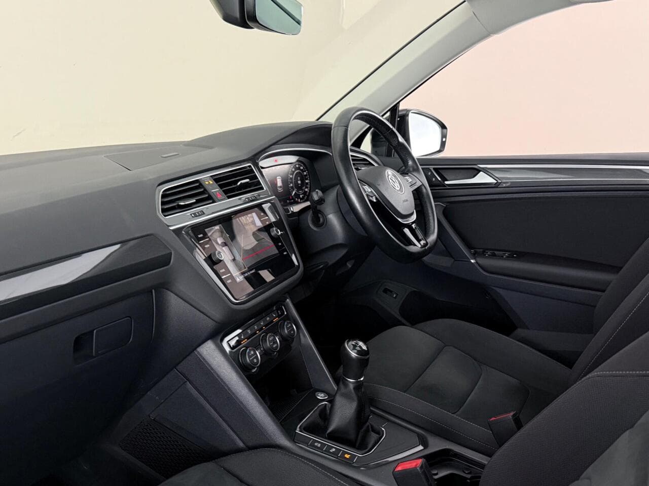 Volkswagen Tiguan thumbnail Interior Front