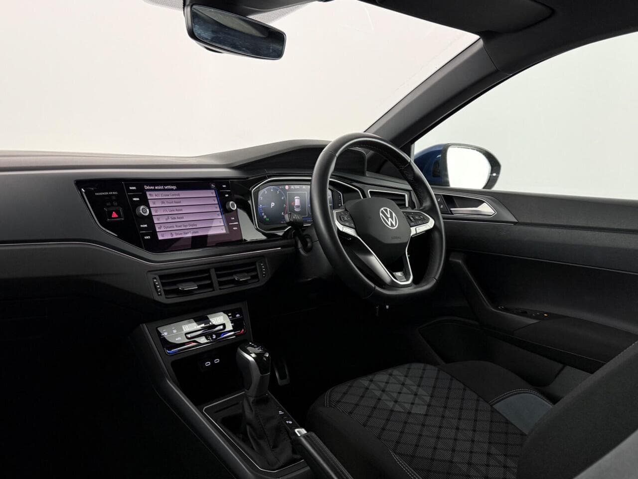 Volkswagen Taigo thumbnail Interior Front