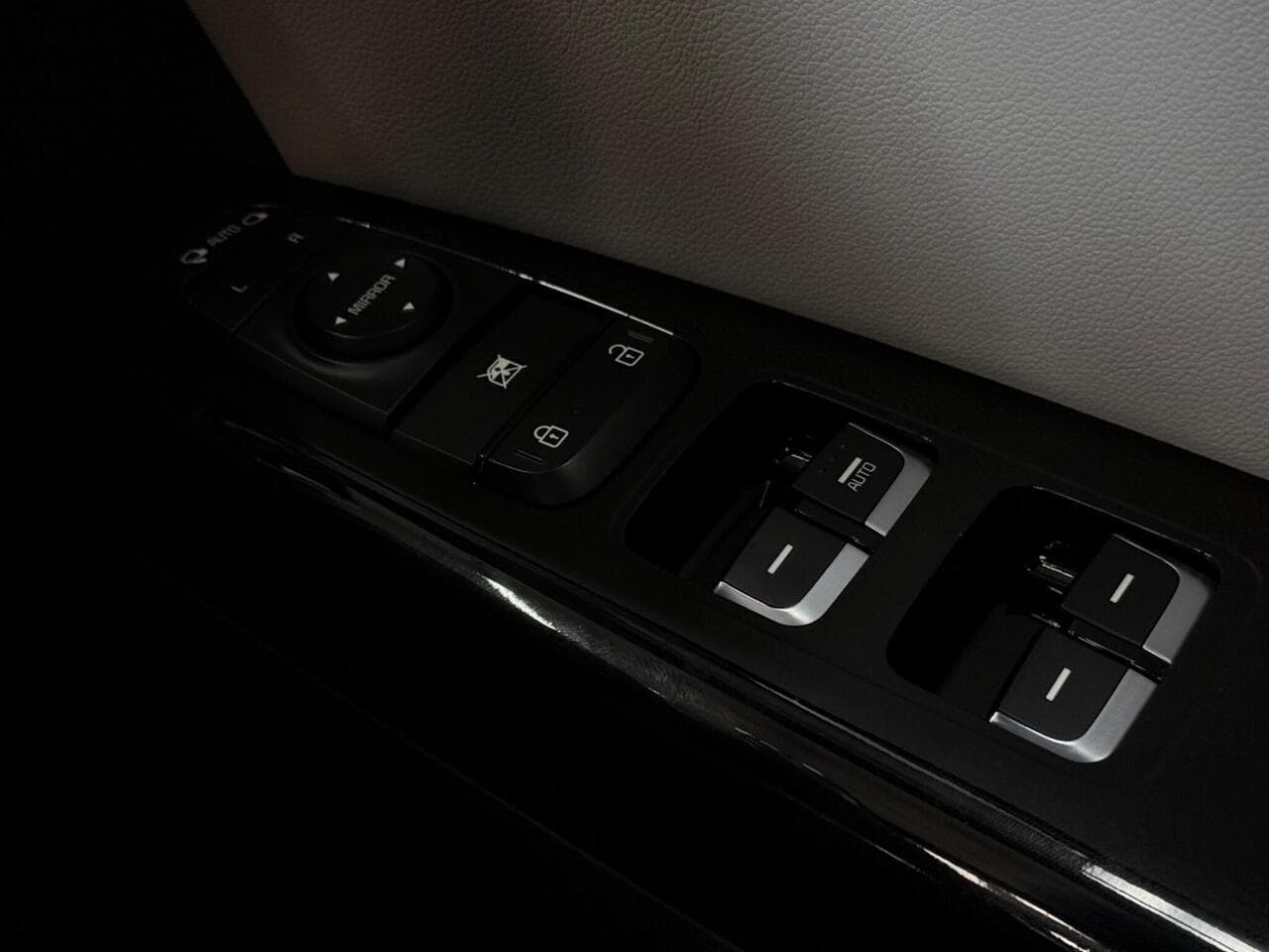 Kia Sportage thumbnail Misc Controls