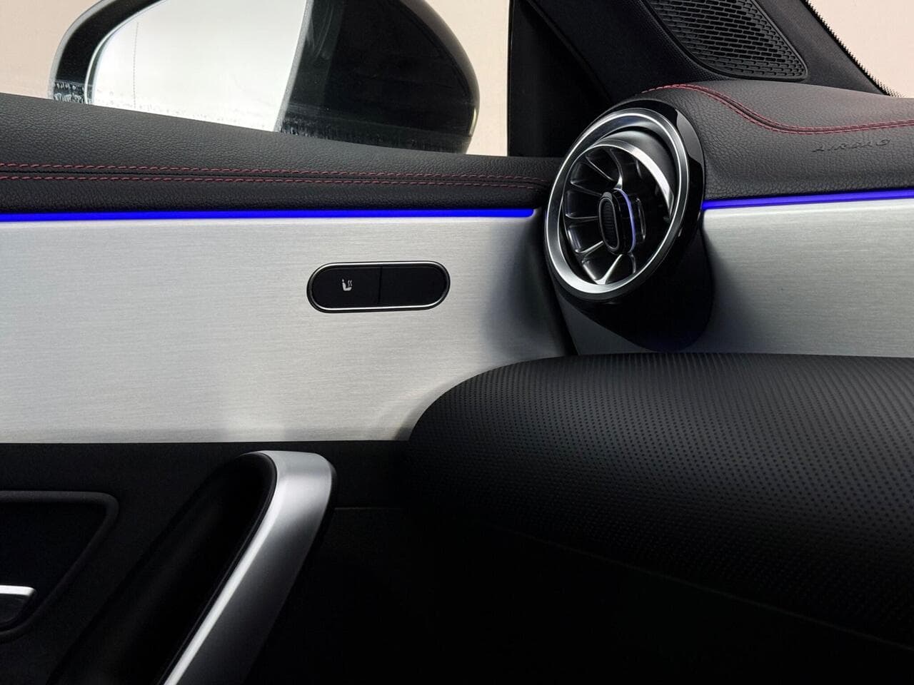 Mercedes-Benz CLA thumbnail Interior Front