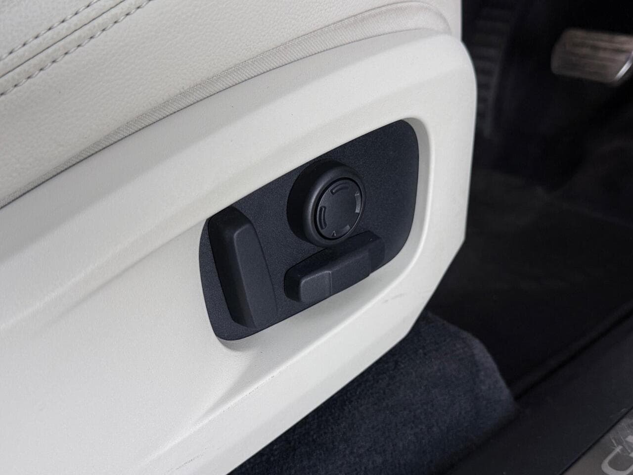 Jaguar F-PACE thumbnail Misc Controls