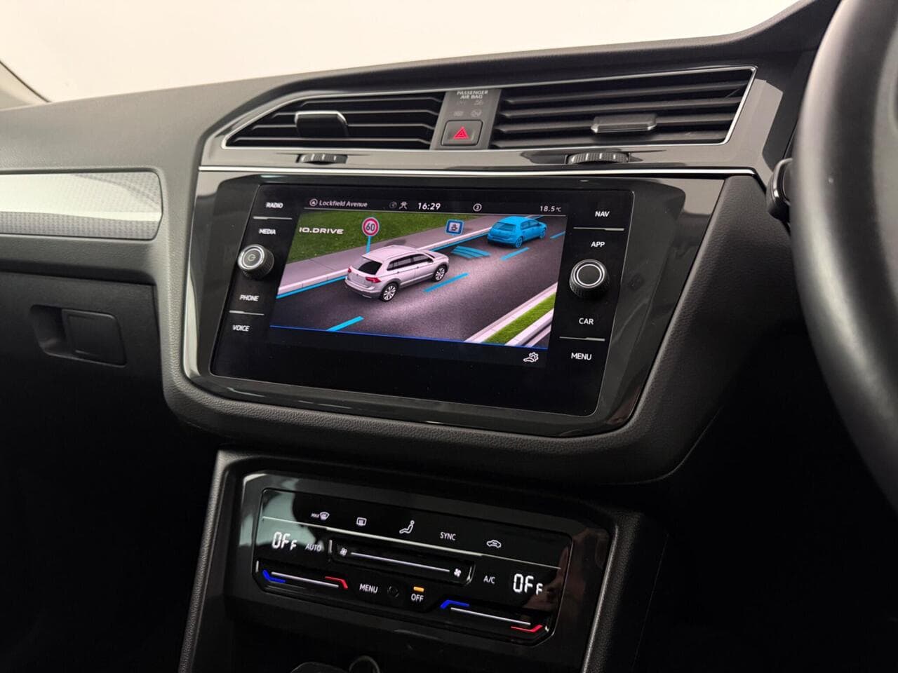 Volkswagen Tiguan thumbnail Infotainment System