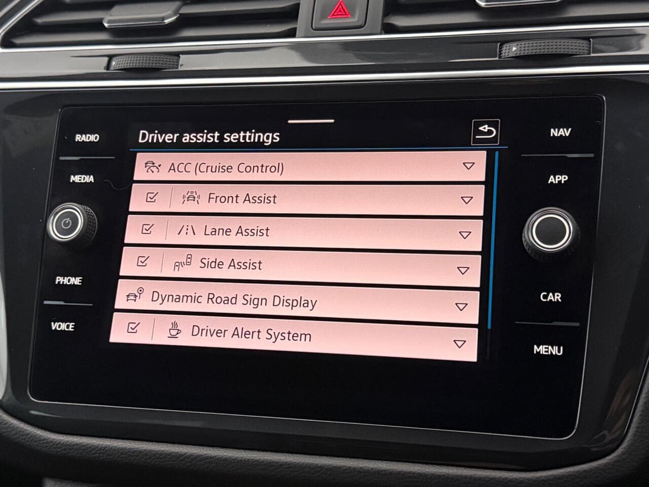 Volkswagen Tiguan thumbnail Infotainment System