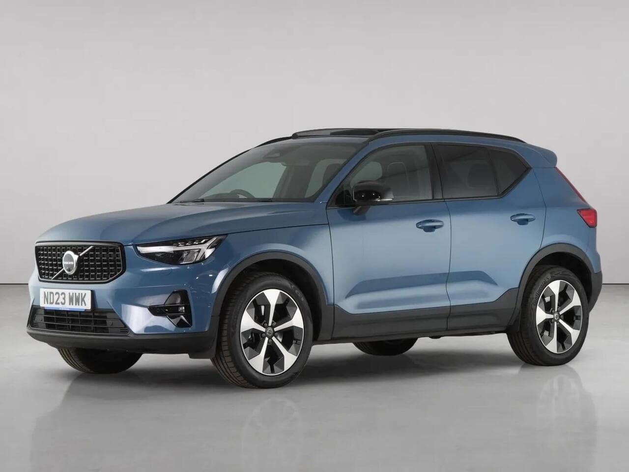 Volvo XC40 thumbnail Front Left