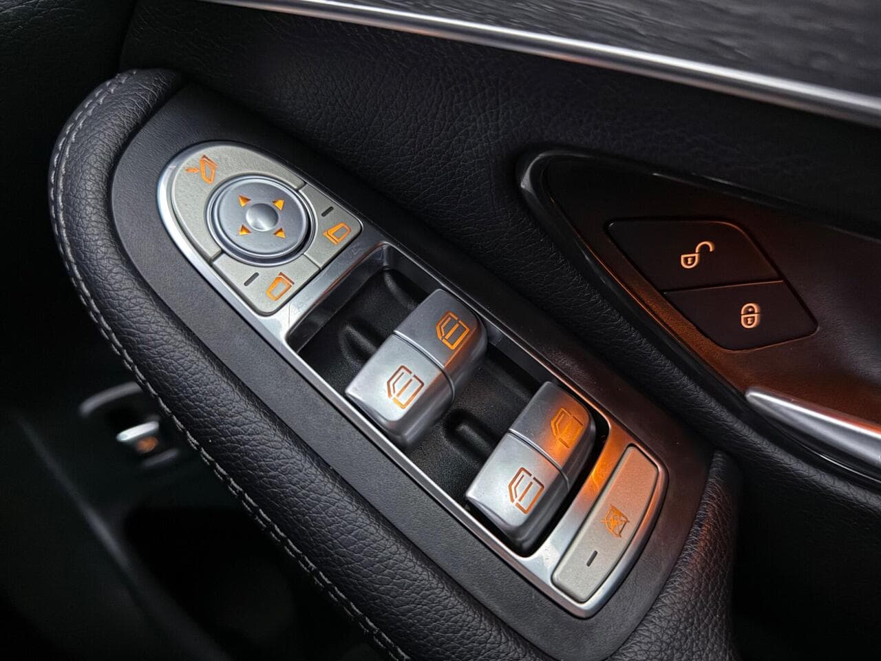 Mercedes-Benz GLC thumbnail Door Interior