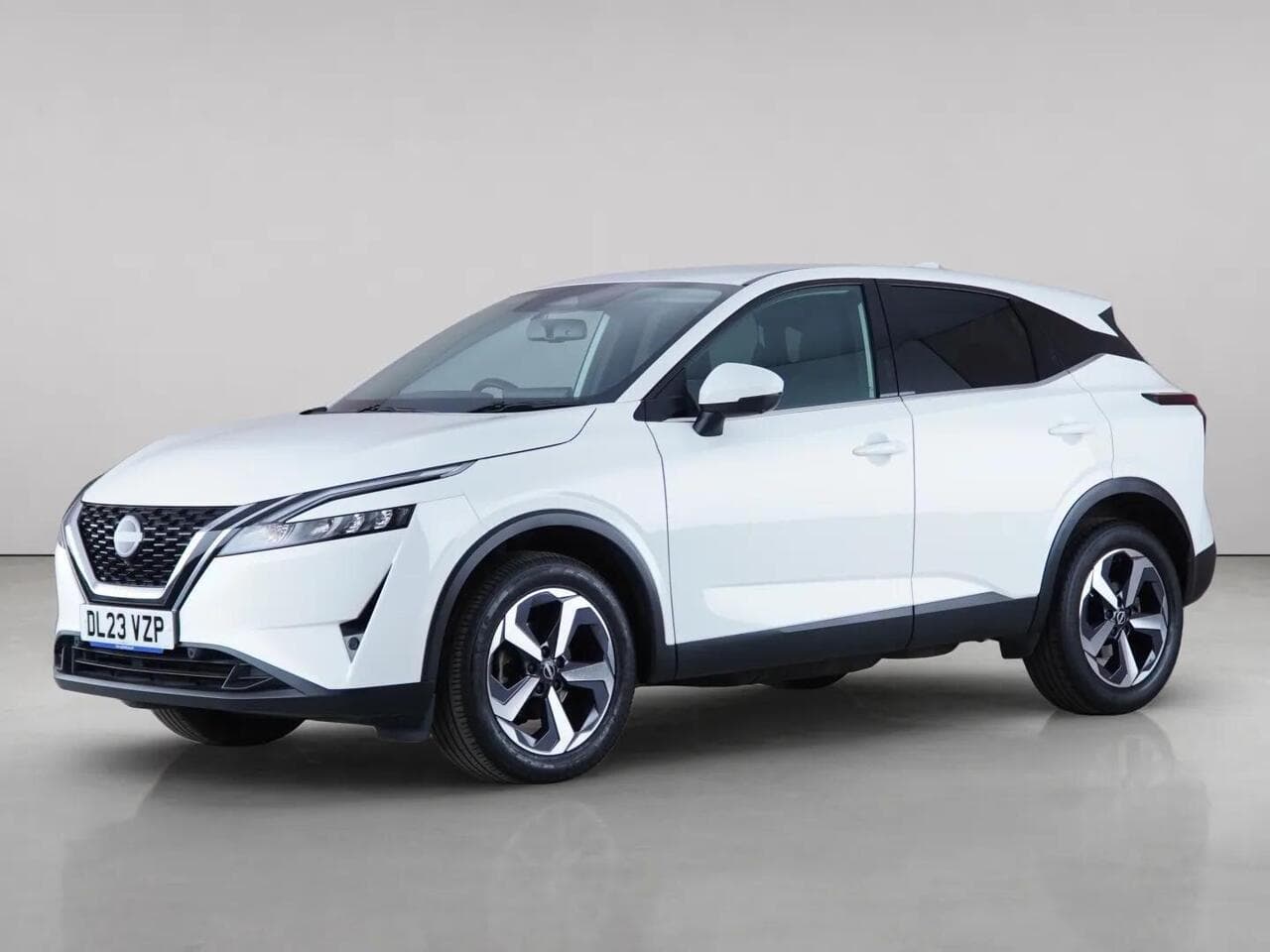 Nissan Qashqai thumbnail Front Left