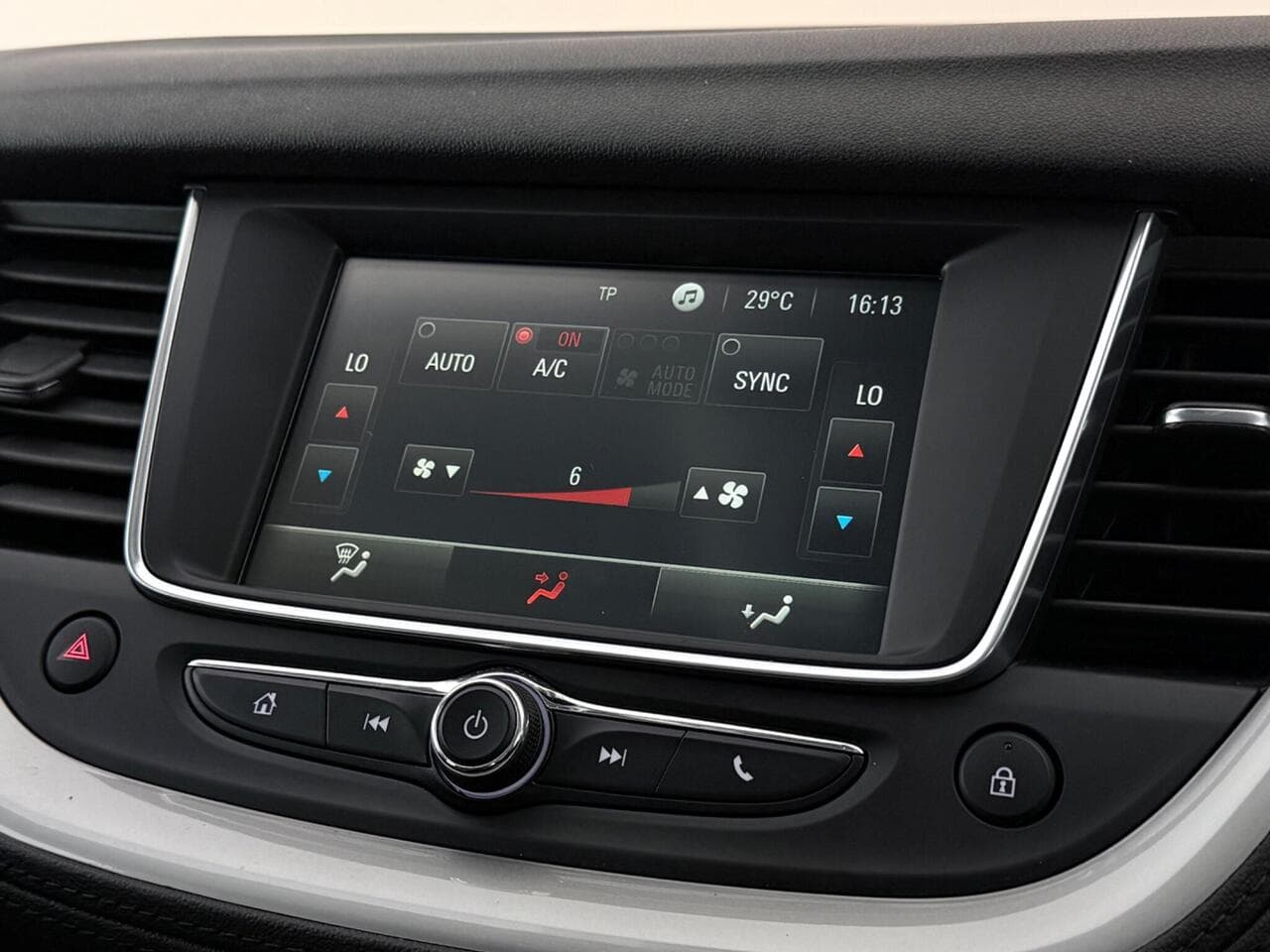 Vauxhall Grandland X thumbnail Infotainment System