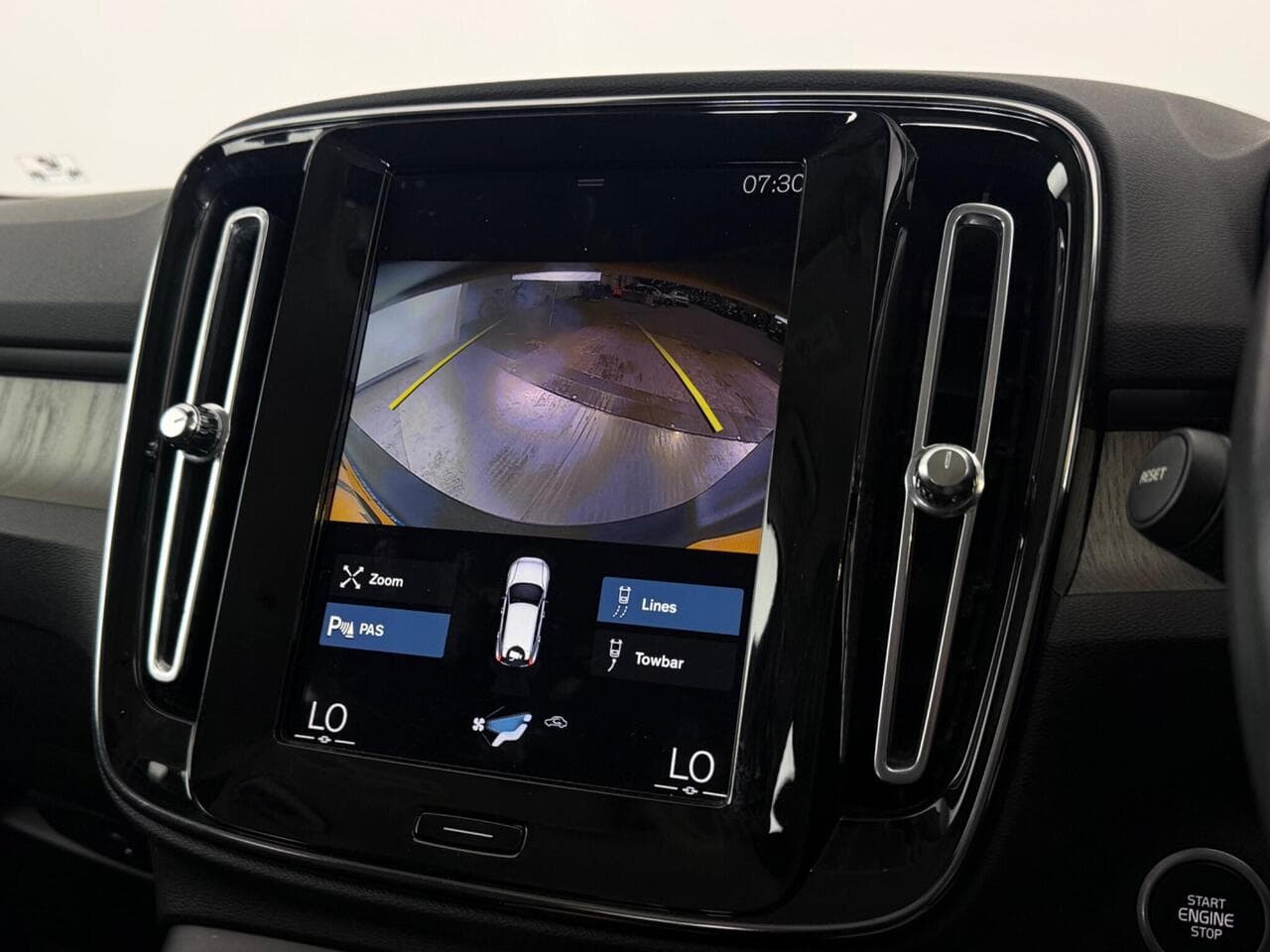 Volvo XC40 thumbnail Infotainment System