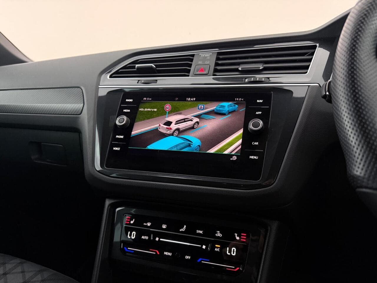Volkswagen Tiguan thumbnail Infotainment System
