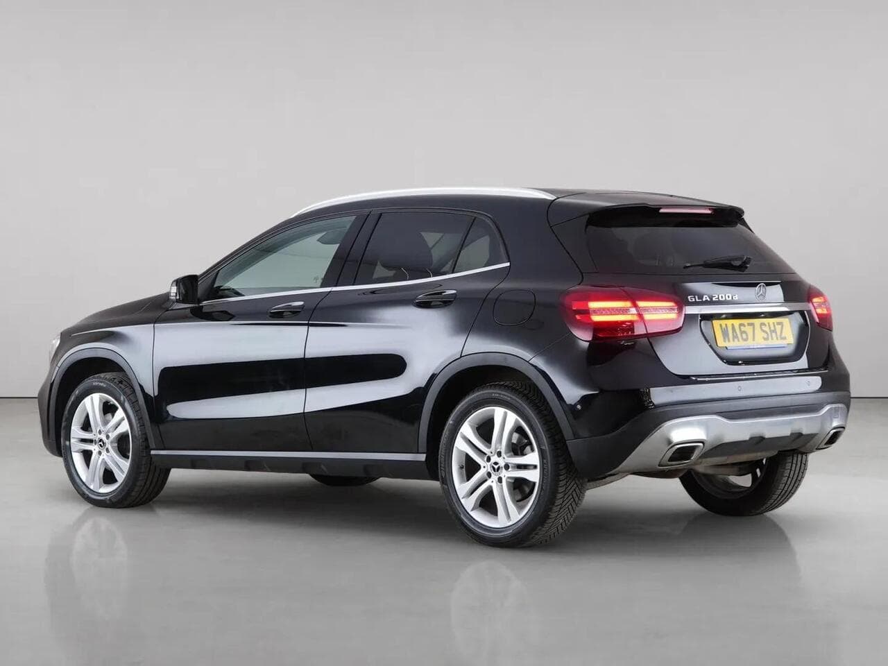 Mercedes-Benz GLA thumbnail Rear Left