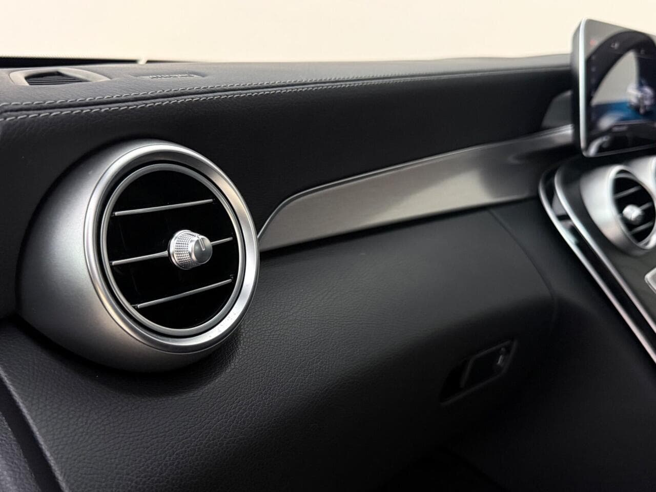 Mercedes-Benz C Class thumbnail Misc Controls